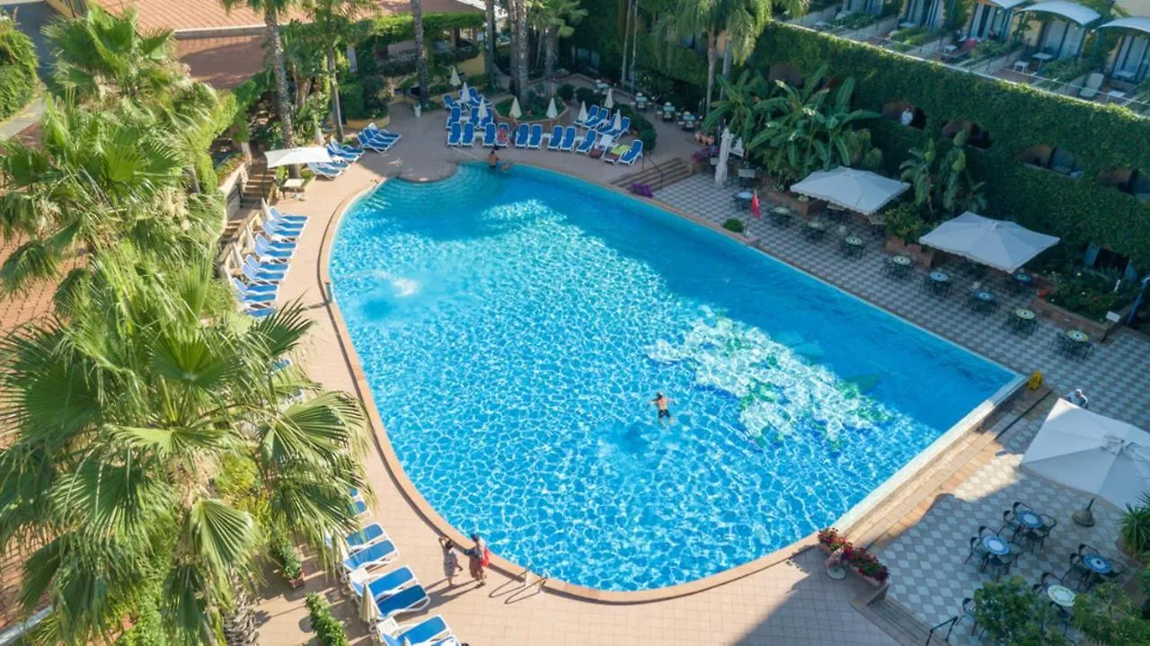 Hotel Caesar Palace Giardini Naxos 4*,